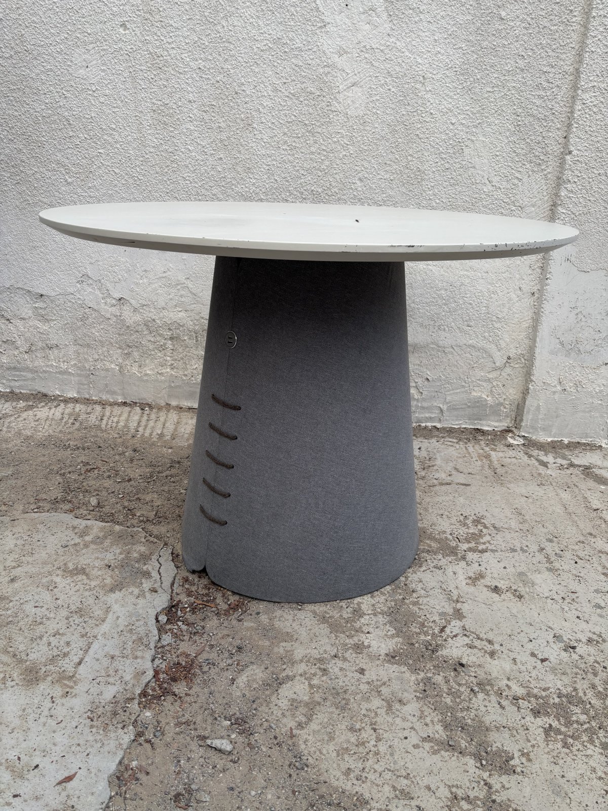 Collar Round Large Table with USB Charger (Archidivano) – photo 2 of 5