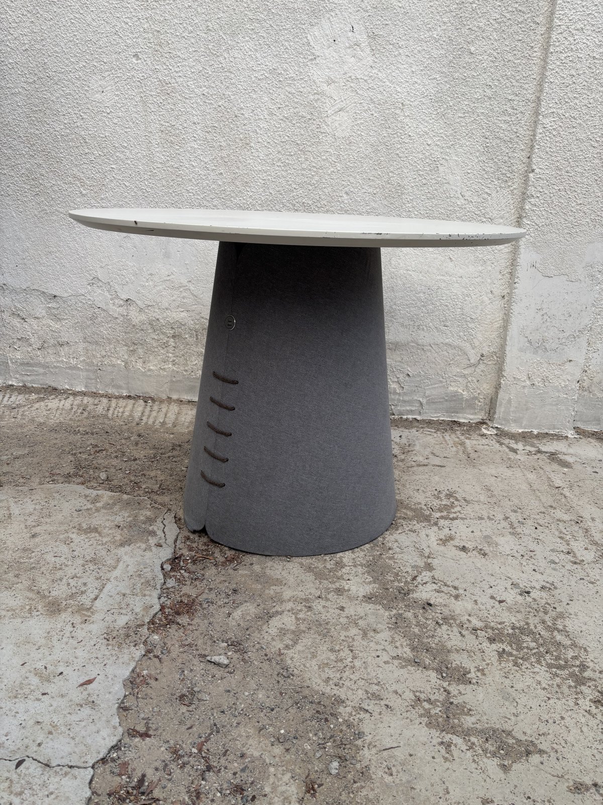 Collar Round Large Table with USB Charger (Archidivano) – photo 3 of 5
