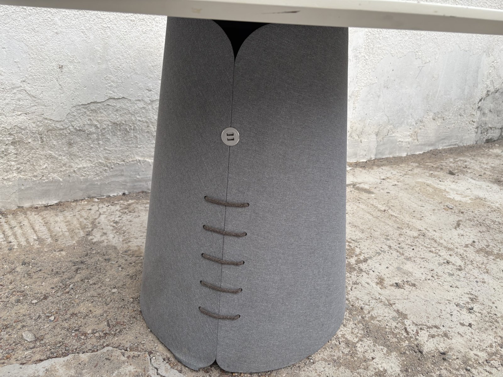 Collar Round Large Table with USB Charger (Archidivano) – photo 4 of 5