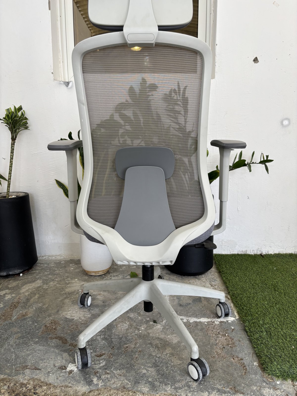 USA, Desky Sereno Ergonomic Office Task Chair Grey and white – photo 3 of 5