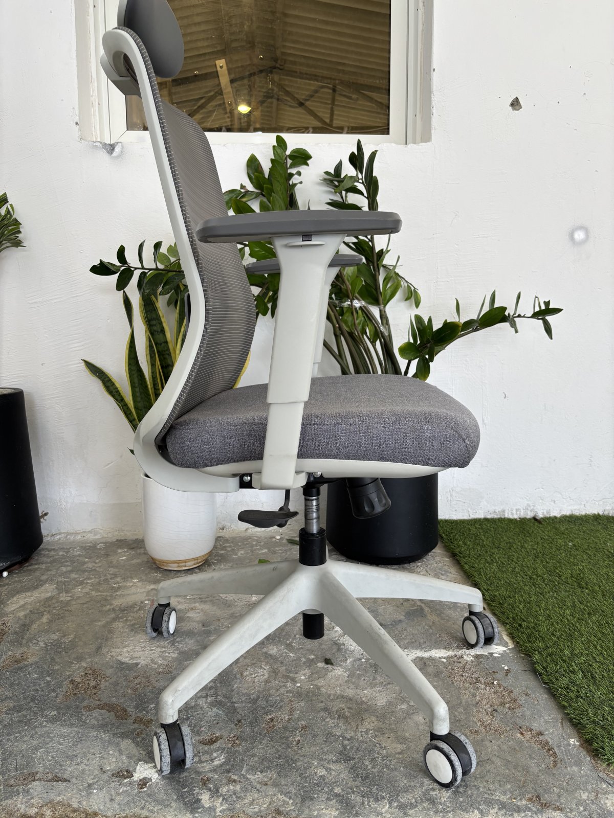 USA, Desky Sereno Ergonomic Office Task Chair Grey and white – photo 4 of 5