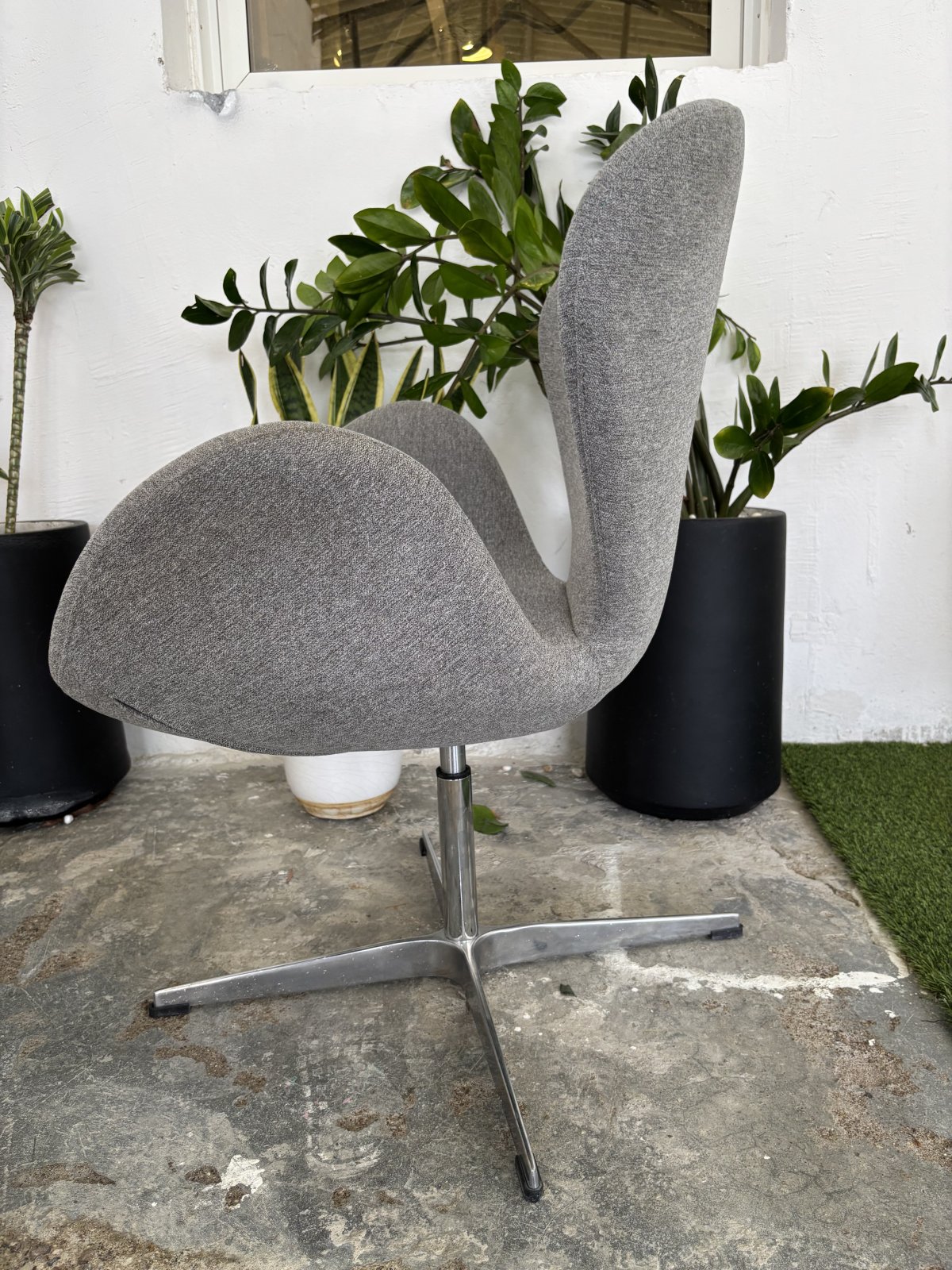 Arne Jacobsen Swivel Guest Chairs – Set of 2 – photo 3 of 5