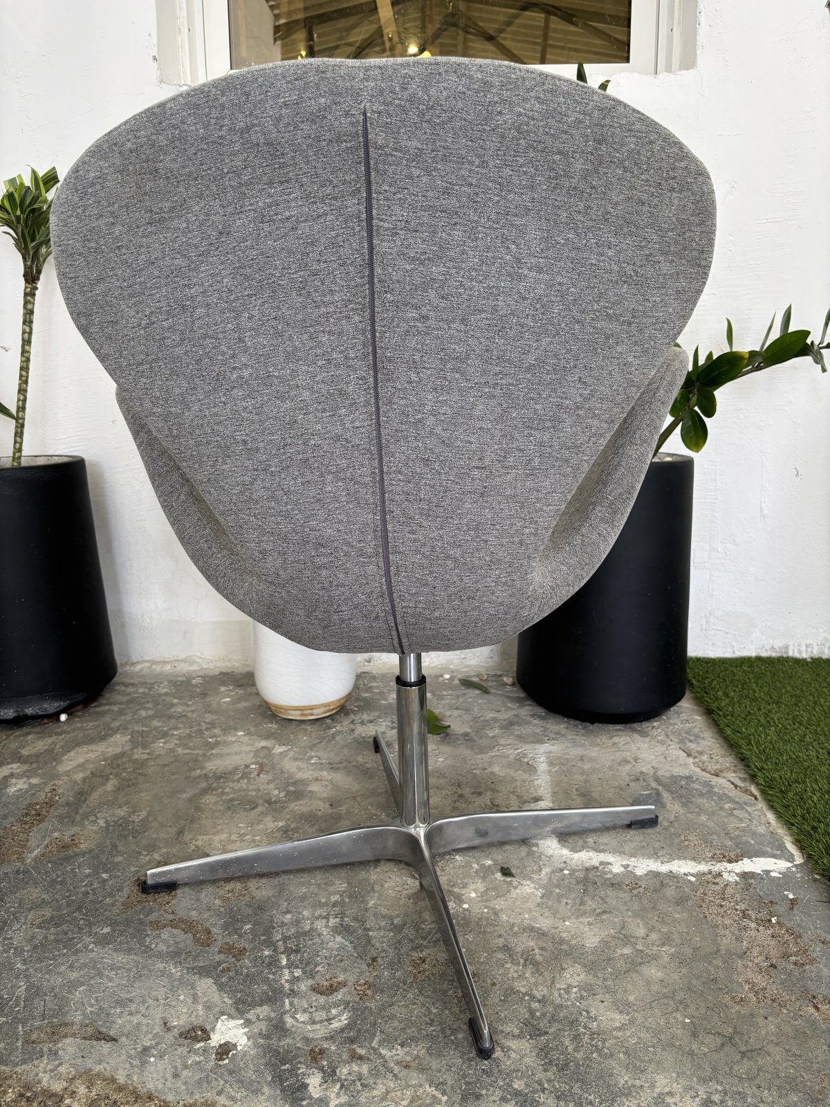 Arne Jacobsen Swivel Guest Chairs – Set of 2 – photo 4 of 5