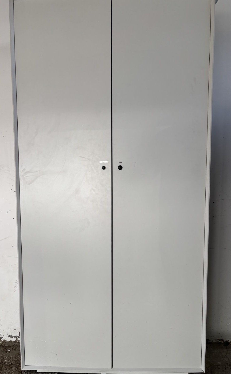 Used White 2-Door Storage Cabinet with Shelves – 195 × 100 × 40 cm – photo 3 of 4